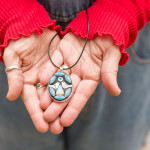 PENDANT IN HANDS