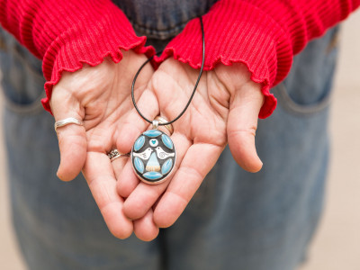 PENDANT IN HANDS